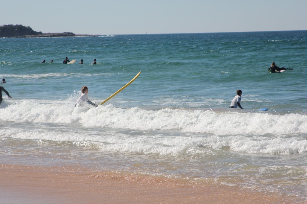 Surfers op het strand.
