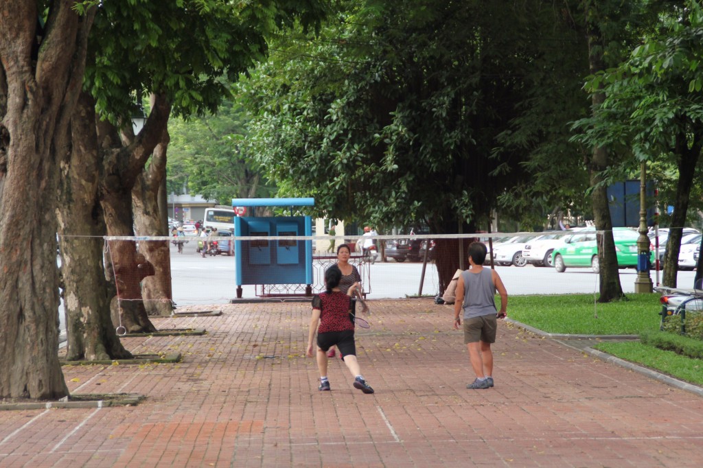 De badmintonstraat met getekende velden op de stoep.